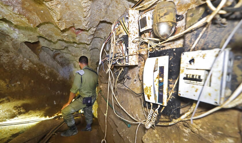 Het Israëlische leger toont het interieur van een tunnel die de Israëlische kant van de grens met Libanon heeft overschreden. De tunnel is het werk van de Iran gezinde Hezbollah-beweging. (afp / Jack Guez)