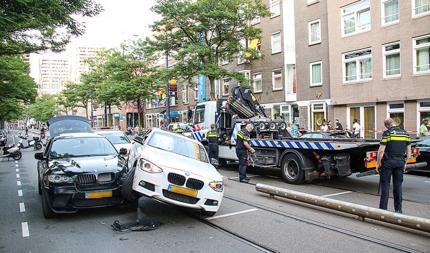 Kijk je even naar het journaal; zie je iets over jongeren met lachgas achter het stuur en de ongelukken die ze daarmee veroorzaken, zoals op de foto. (anp)
