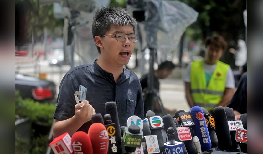 Protestleider Joshua Wong, afkomstig uit een christelijk gezin, veroordeelt dinsdag het ‘extreme geweld’ van gemaskerde demonstranten. (afp / Vivek Prakash)