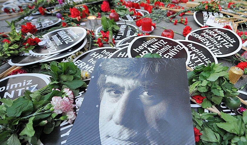 Beeld van een eerdere herdenking van de moord op Hrant Dink. Op de borden staat: ‘We zijn allemaal Hrant Dink. We zijn allemaal Armeniërs’. (ap)