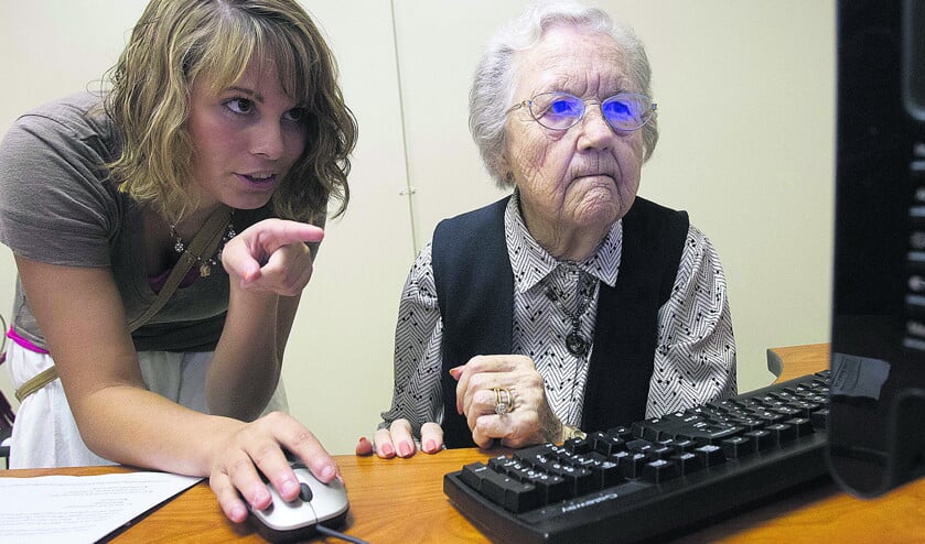 Meer dan jongeren dat doen stellen senioren vragen over veiligheid en privacy op het internet en in de sociale media. Jongeren die hun oma of opa wegwijs maken op de computer gaan door die vragen ook zelf beter nadenken. (ap / Matt McKean)