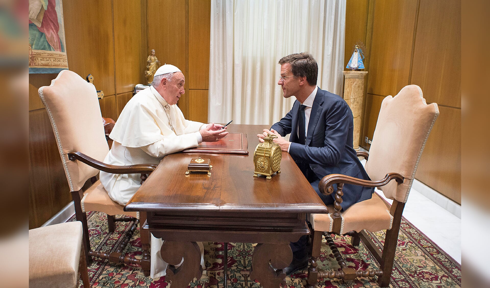 Paus Franciscus en premier Rutte vinden dat samenwerking tussen politieke en religieuze leiders geboden is. Zij ontmoetten elkaar op 15 juni 2016.