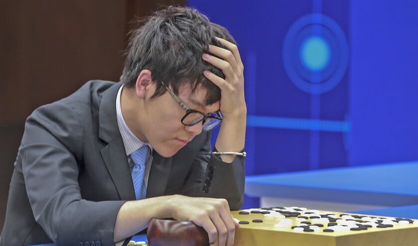 De Chinees Ke Jie, de nummer 1 van de wereld in het eeuwenoude spel Go, kijkt niet blij als hij voor de tweede keer door een computer wordt verslagen, in mei van dit jaar. (ap)