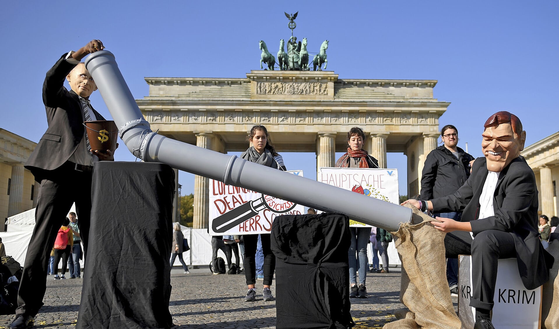 Ludiek protest in Berlijn tegen de benoeming van oud-bondskanselier Gerhard Schröder bij het staatsoliebedrijf Rosneft. Via een pijpleiding vult Vladimir Putin de zakken van Schröder.