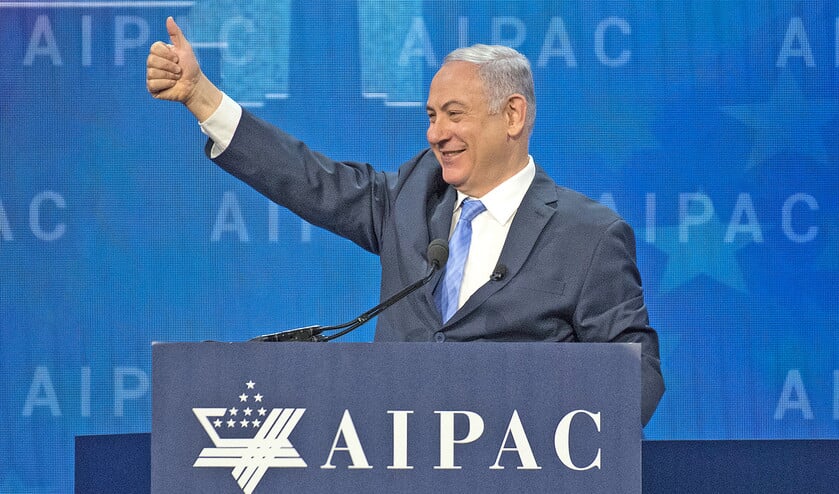 Zo zelfbewust als Netanyahu hier dinsdag in de VS ook wilde overkomen, zo beroerd is zijn positie op dit moment. (ap / Ron Sachs)