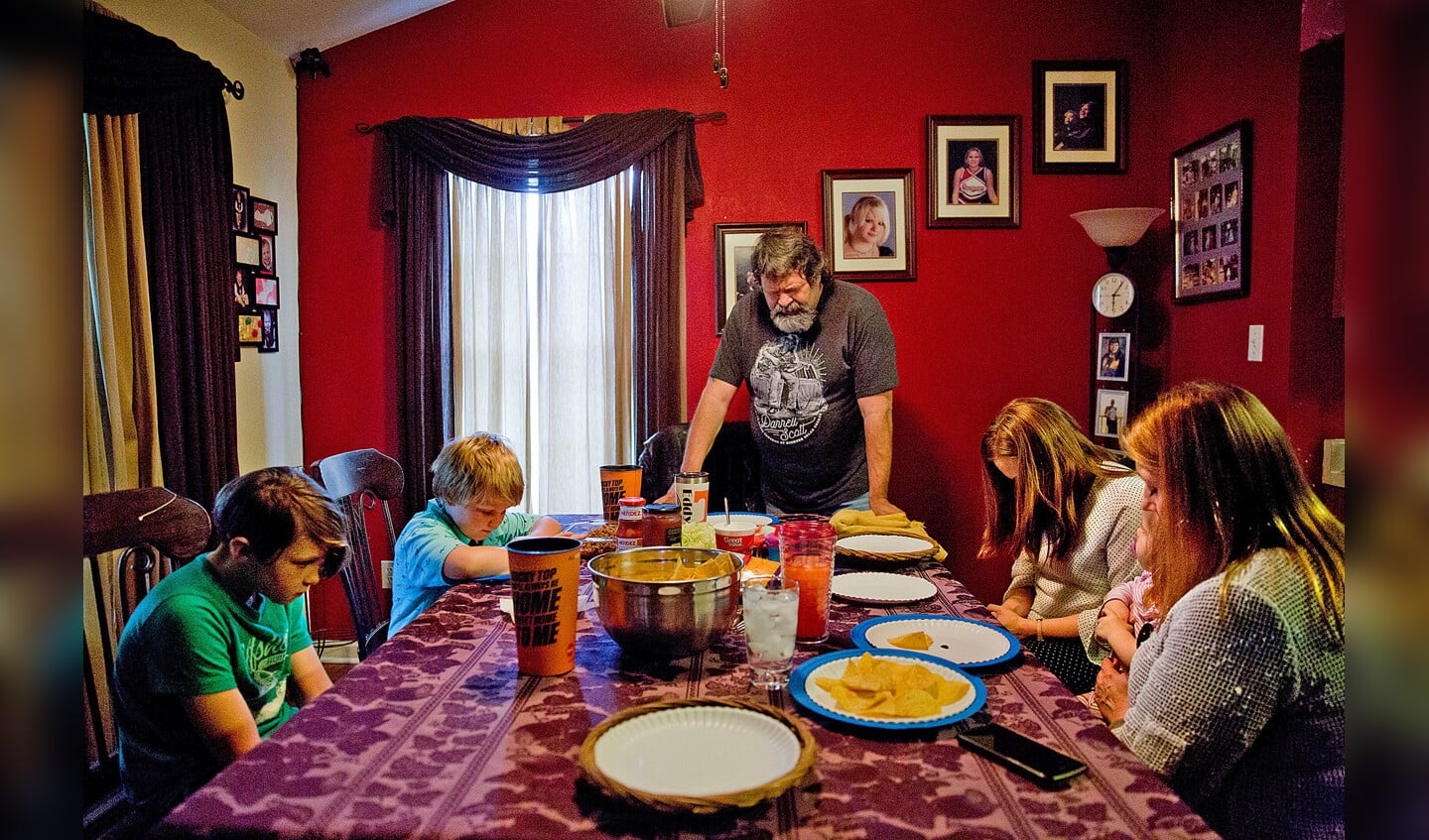 Eddy Sweat bidt thuis voor de maaltijd; aan tafel zitten zijn kleinzoon Robbie (helemaal links) en zijn vrouw Cathy (helemaal rechts), evenals zijn dochter Tabitha en haar kinderen Landon en Lyla. Eddy en Cathy hebben de voogdij gekregen over Robbie.