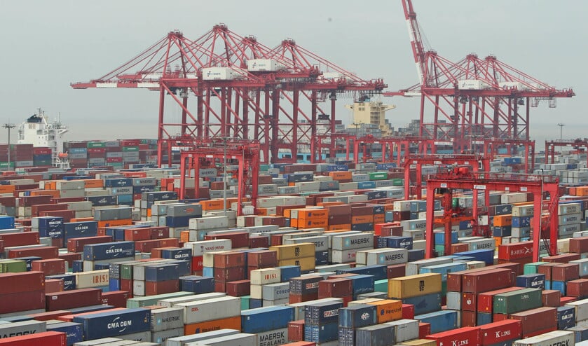 China rekent gemiddelde importheffingen van 9,9 procent. De EU rekent 5,2 procent. De VS 3,5 procent. Dat Trump daar een probleem van maakt, is niet zo gek. de containerterminal van de diepzeehaven van de Chinese stad Shanghai. (ap)