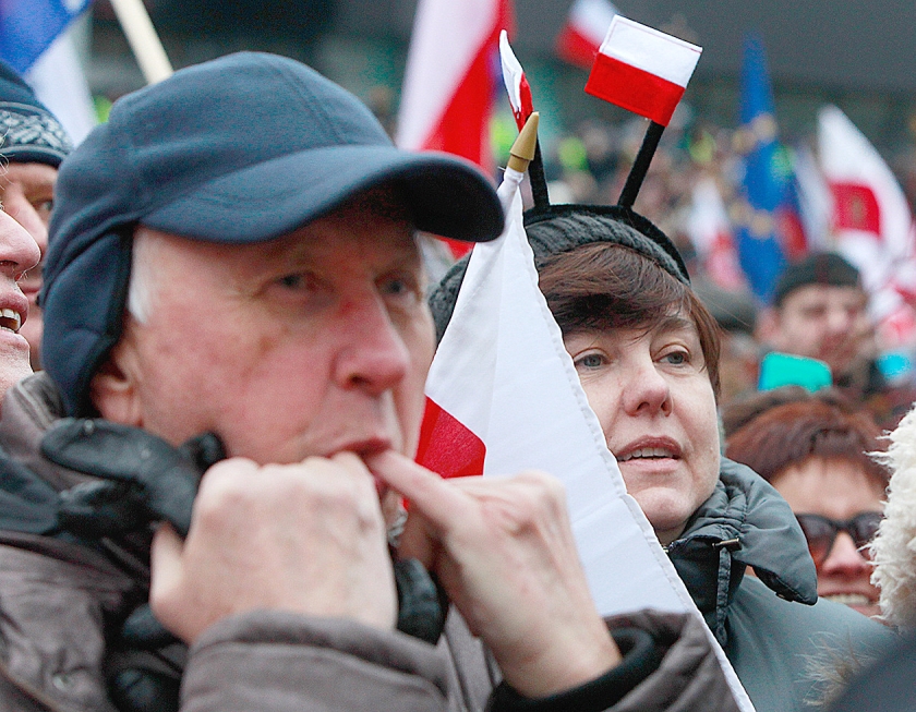 Protesten in Polen tegen de conservatieve regering die een absolute meerderheid heeft in beide Kamers van het parlement. De huidige afbraak van de Poolse rechtsstaat kent geen precedent in de geschiedenis van de EU. (ap)