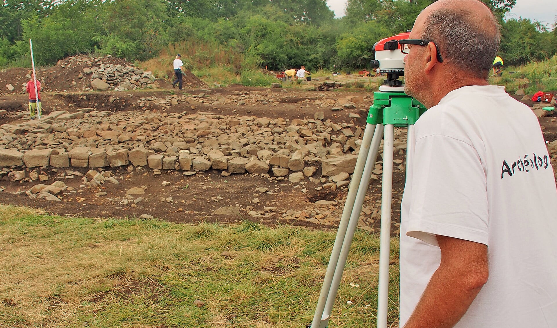 Archeoloog Peter Jud verricht metingen bij de resten van de toegangspoort tot het fort van Gergovie.