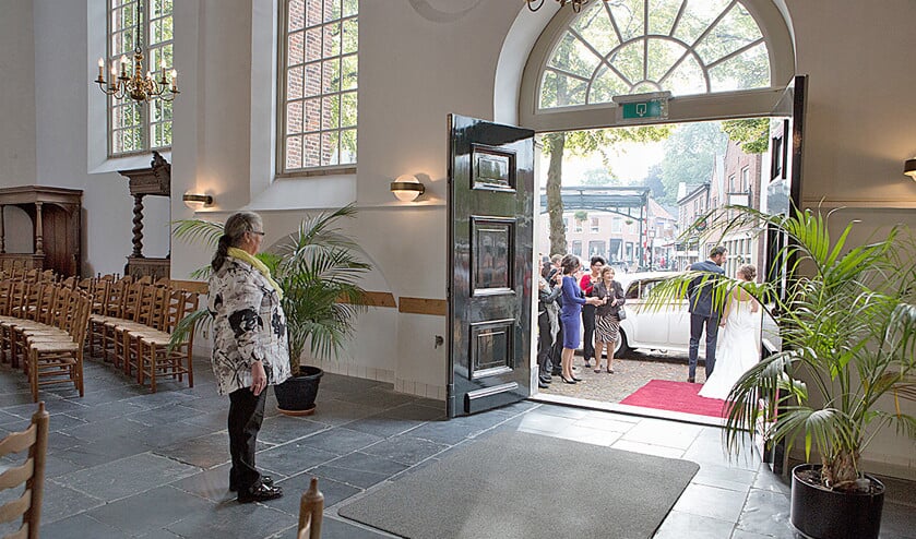Tineke Hennipman (links) na een trouwdienst in de dorpskerk van Abcoude. (Een vlijtig volkje / Edith Gerritsma)