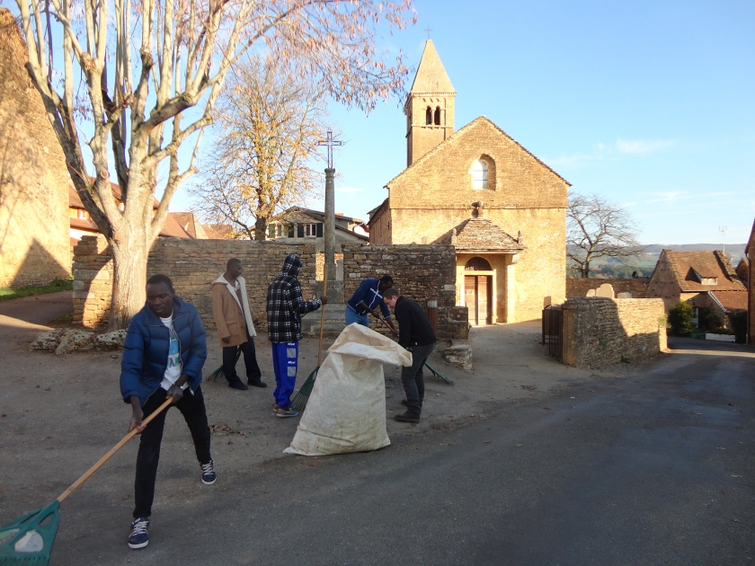 Vluchtelingen maken zich nuttig in Taizé. De mensen die aan onze rijke poorten kloppen, stimuleren ons om solidair te zijn. En ze brengen vitaliteit in een Europa dat zijn dynamiek kwijt is. (Gemeenschap van Taizé)