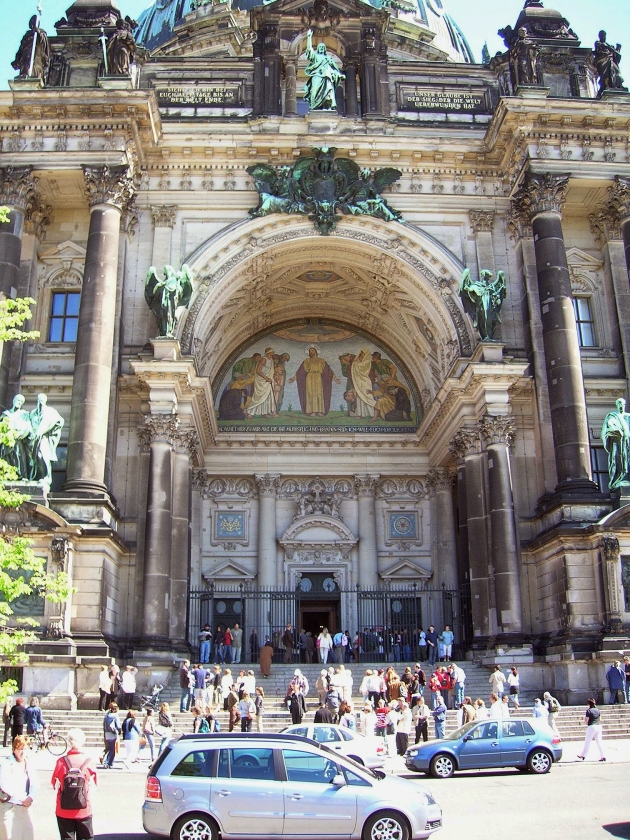 Christelijk geloof is ook de ervaring van gelovigen, overal ter wereld dat Jezus leeft. Op de foto: kerkleden en vakantiegangers voor de Berliner Dom. (nd)