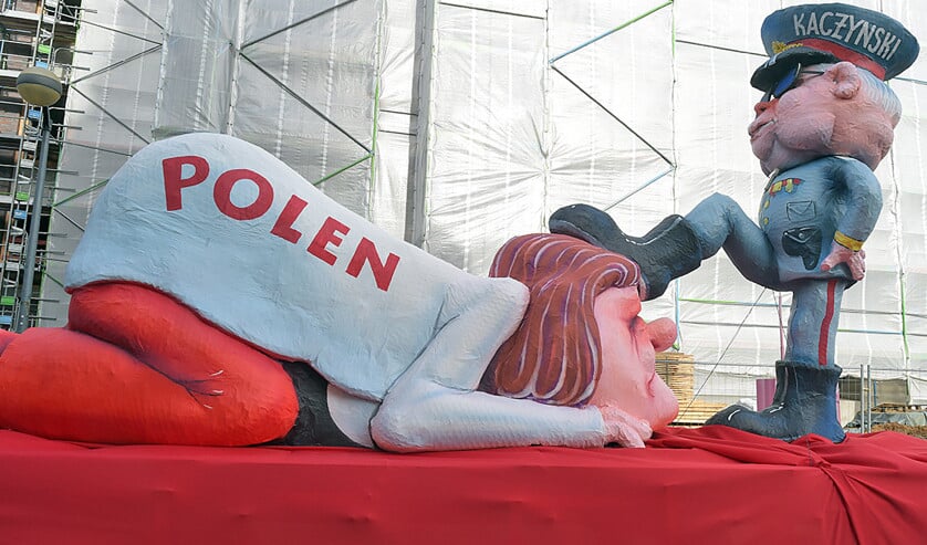 Het beeld uit een Duitse carnavalsoptocht van een machtig politicus die zijn volk knecht, kan niet verhullen dat Polen soms zelfs een lichte voorkeur hebben voor een autoritair leider. (ap)