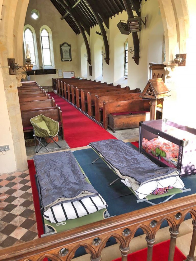 ‘Champing’ heet het in Engeland: oude kerkjes op afgelegen plekken worden in de zomer opengesteld voor kampeerders. (Adriënne Simons)