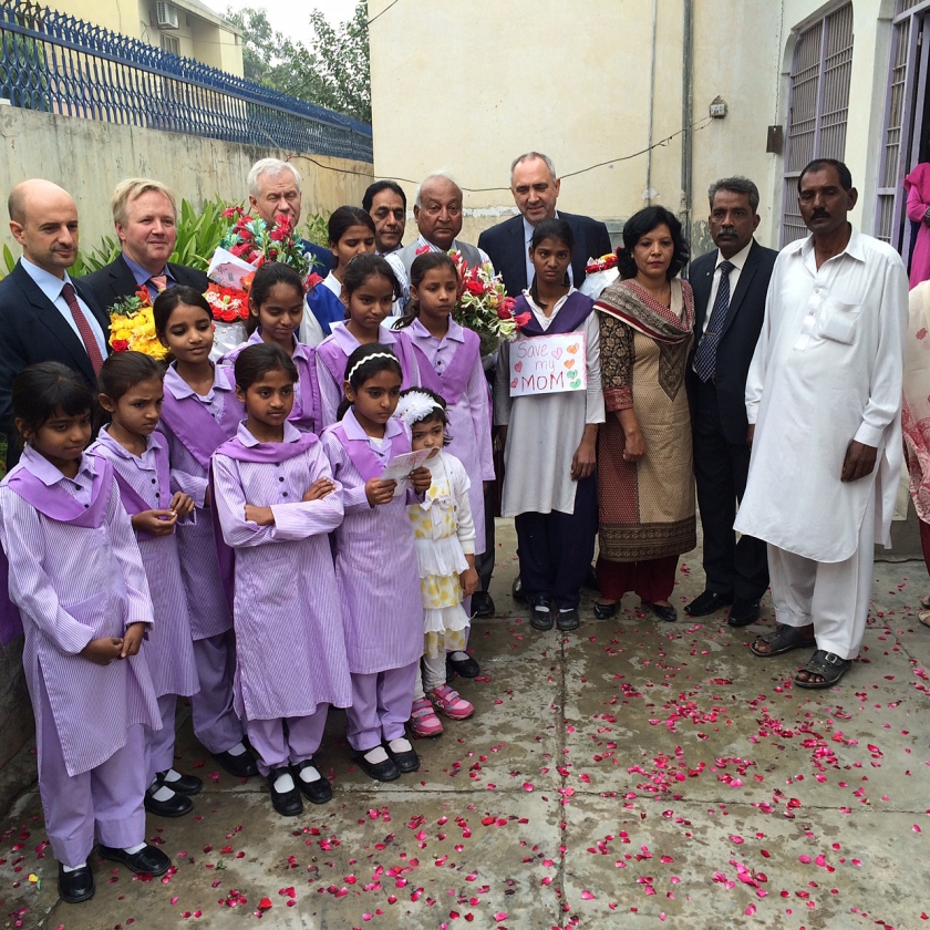 Een delegatie van Europarlementariërs deze week op bezoek bij de man van Asia Bibi (en twee van hun kinderen met klasgenootjes) (Maarten van de Fliert)