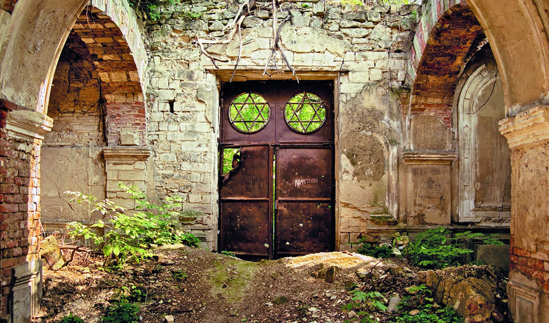 Ruïne van het mortuarium op de Joodse begraafplaats in Chisinau, Moldavië.
