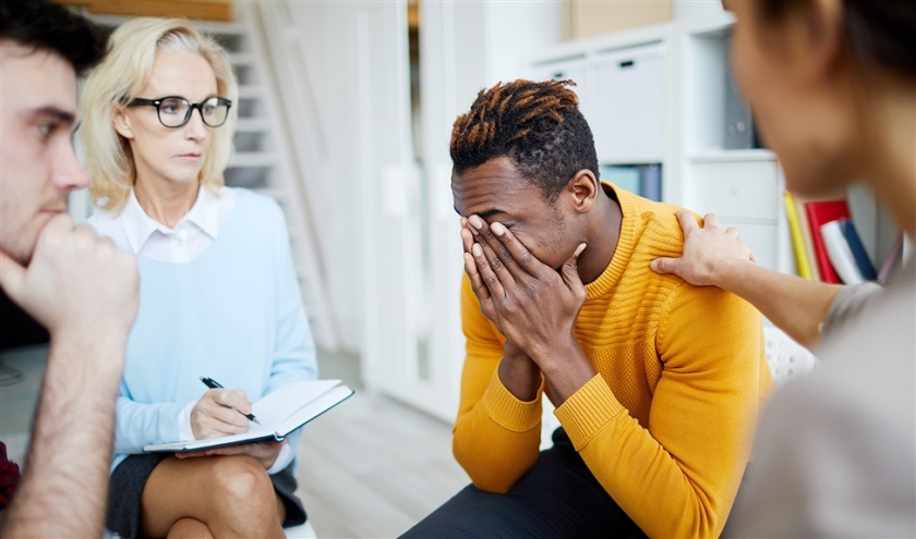 Niet zelden verliest iemand al zijn sociale rollen wanneer sprake is van een ernstige psychische aandoening. En je komt niet vanzelfsprekend weer in die rollen terug, zelfs niet als je de juiste behandeling voor je aandoening krijgt. (istock)