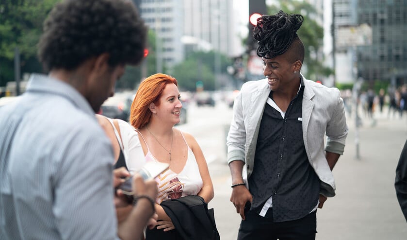 Het gebruik van digitale middelen als de mobiele telefoon is goed, zolang je het met mate doet. Plan bijvoorbeeld een belafspraak in plaats van met je collega te mailen. (istock)