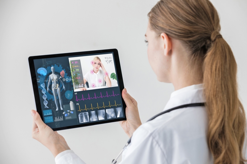 Medische informatie dient persoonlijk ingekaderd en toegelicht te worden. Appen, mailen en terugbellen kost ook veel tijd. (istock)