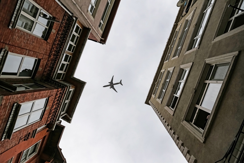 Er mag van dit kabinet meer gevlogen worden vanaf Schiphol, maar er moeten ook nog eens meer woningen rond de luchthaven komen. Wie bedenkt zo’n combinatie?