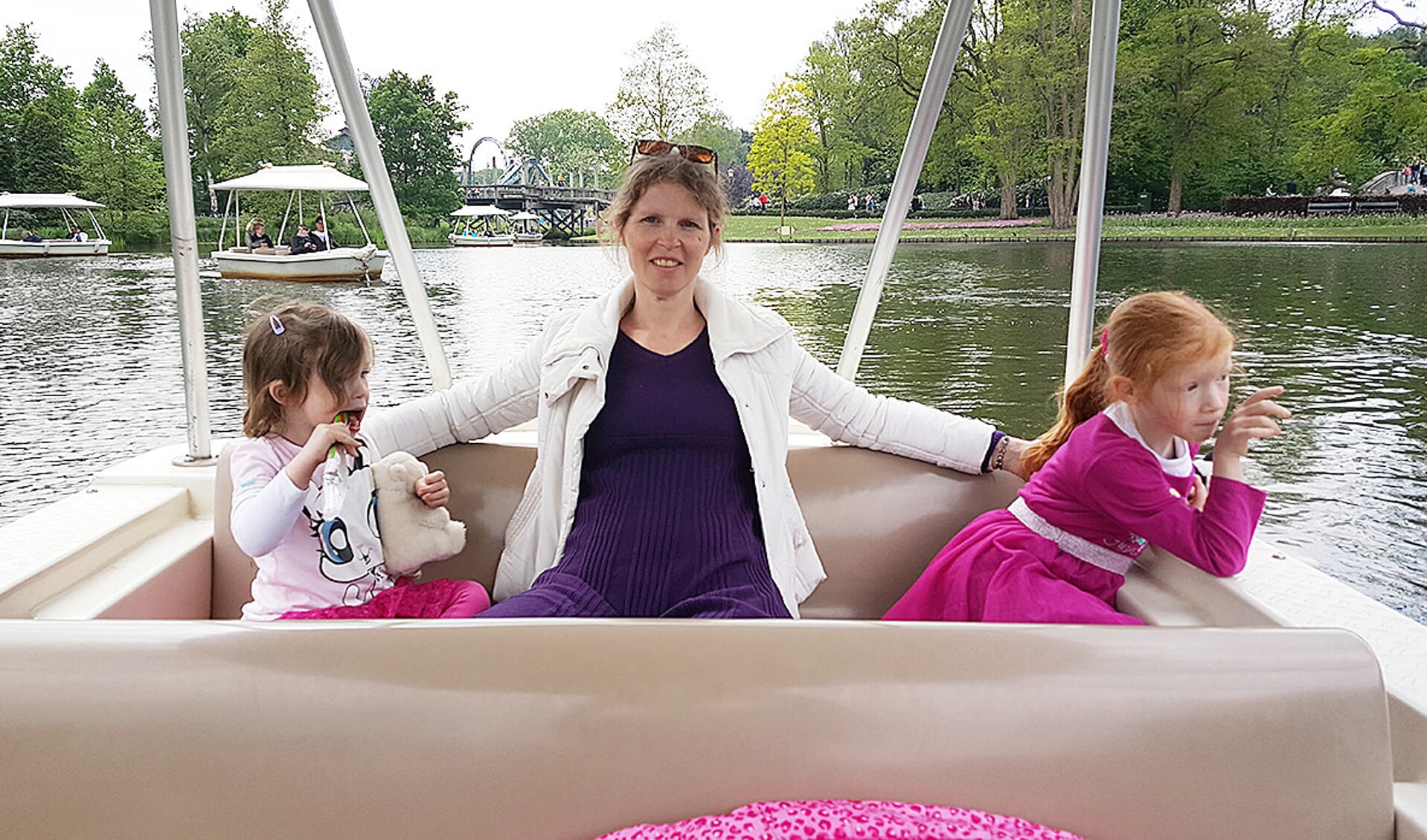 Marijke Volgers en haar twee dochters.