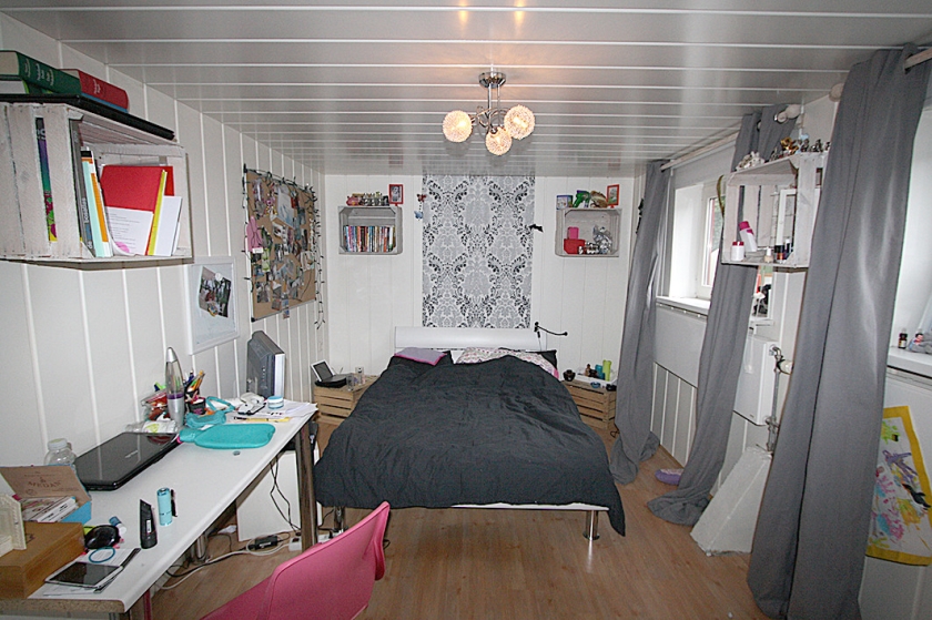 De slaapkamer mocht nog wat lichter en ruimer worden gepresenteerd voor de verkoopfoto. (House of Kiki)