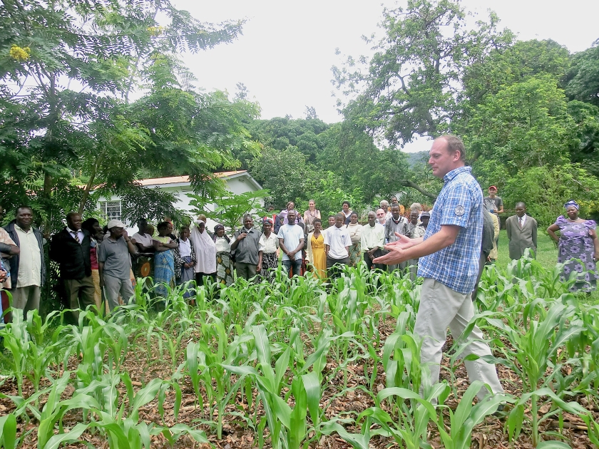Johannes Bos geeft uitleg over de landbouwmethode ‘Foundations for Farming’. Ook nu El Niño voor droogte zorgt, staat de mais er goed bij.