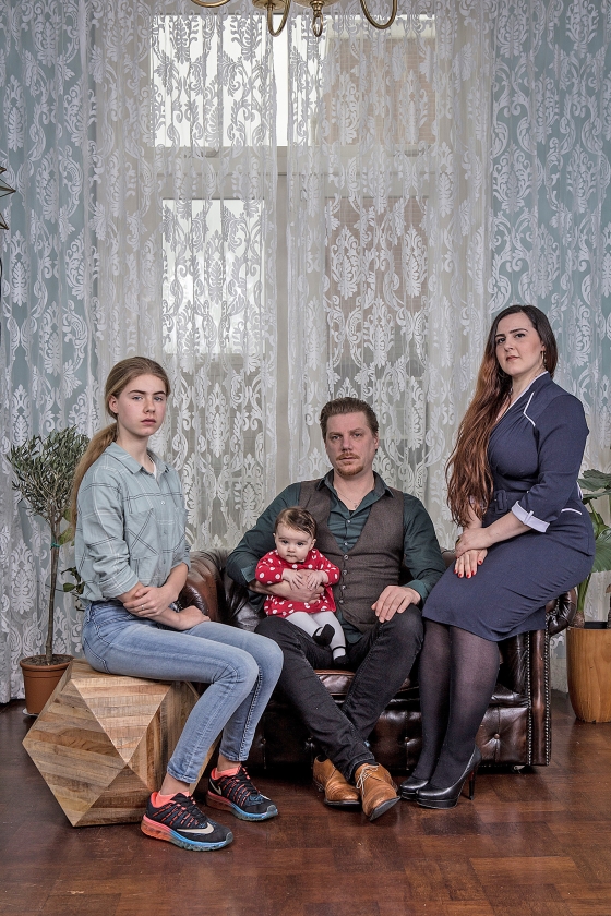 Anush (rechts) komt uit Armenië. Sinds haar achtste is ze in Nederland (Omdat ik van je houd / Negin Zendegani)
