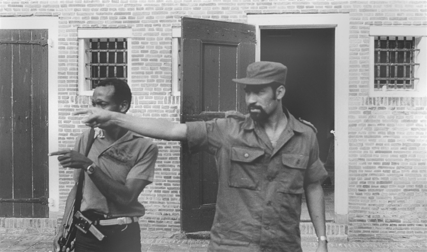 De Surinaamse machthebber Desi Bouterse geeft in Fort Zeelandia aanwijzingen ten tijde van de staatsgreep in 1982. (anp / Ed Oudenaarden)