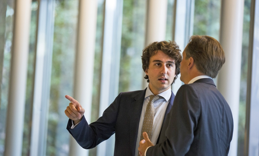 GroenLinks moet niet meegaan met de plannen van D66 om stervenshulp tot een recht te maken voor iedereen van 75 jaar en ouder. Op de foto: GroenLinks-leider Jesse Klaver (links) in gesprek met Alexander Pechtold (D66). (anp / Bart Maat)