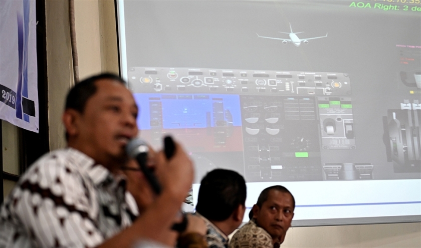 Onderzoeker Nurcahyo Utomo (l.) van de Indonesische commissie voor transportveiligheid licht tijdens een persconferentie in Jakarta toe wat er vorig jaar oktober misging bij de rampvlucht 610 van Lion Air. (afp / Bay Ismoyo)