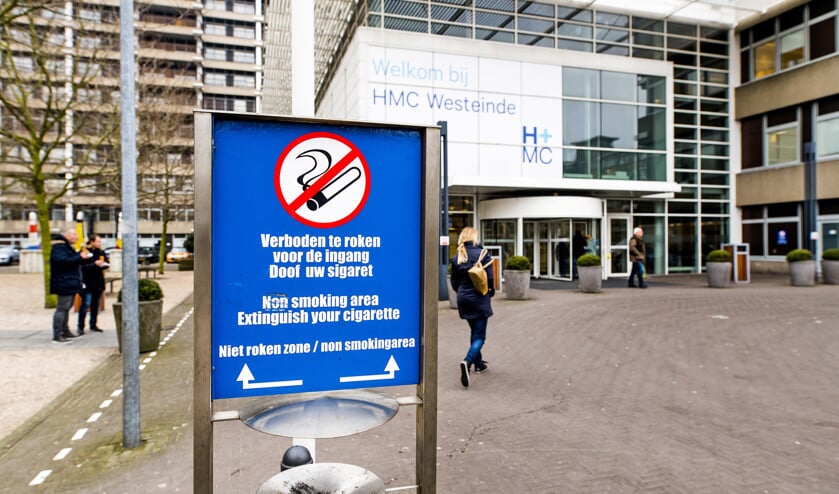 Een asbak voor de ingang van het Haaglanden Medisch Centrum. Het signaal is duidelijk: in het ziekenhuis wordt roken niet op prijs gesteld. (anp / Marco de Swart)