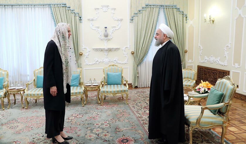 Een foto – beschikbaar gesteld door de Iraanse regering – van minister Sigrid Kaag op bezoek bij president Hassan Rohani, vorige week donderdag. (dpa/ap, afp / Amer Almohibany)