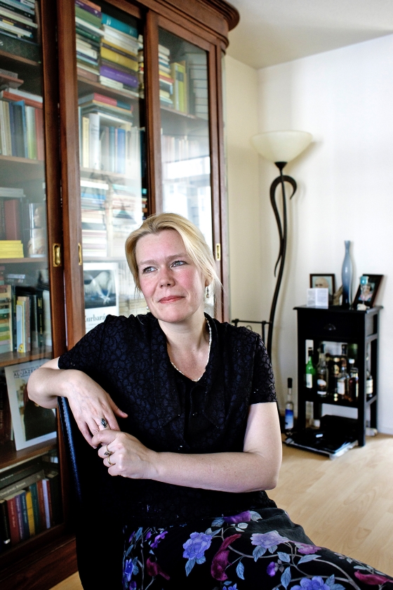 Désanne van Brederode in haar dichtbundel: ‘Wat moet je met een gloednieuw leven?’ (Dick Vos)