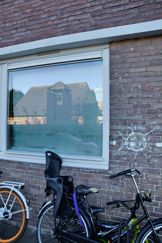Het is goed om mededogen te hebben met de misbruikpleger en zijn naasten uit de Gereformeerde Kerk vrijgemaakt in Amersfoort-Oost (foto), maar dat hoeft zich niet te uiten in een privacy-deken rond de dader. (Jaco Klamer)