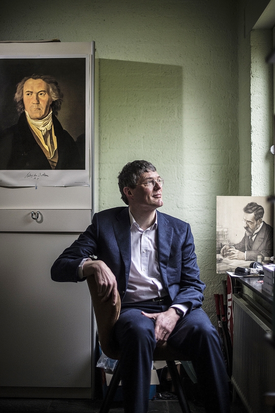 Links van Klaas Landsman een portret van Beethoven, een van zijn helden. Rechts een gravure van politicus Piet Aalberse (1871-1948), een overgrootvader van Landsman. (Carel Schutte)