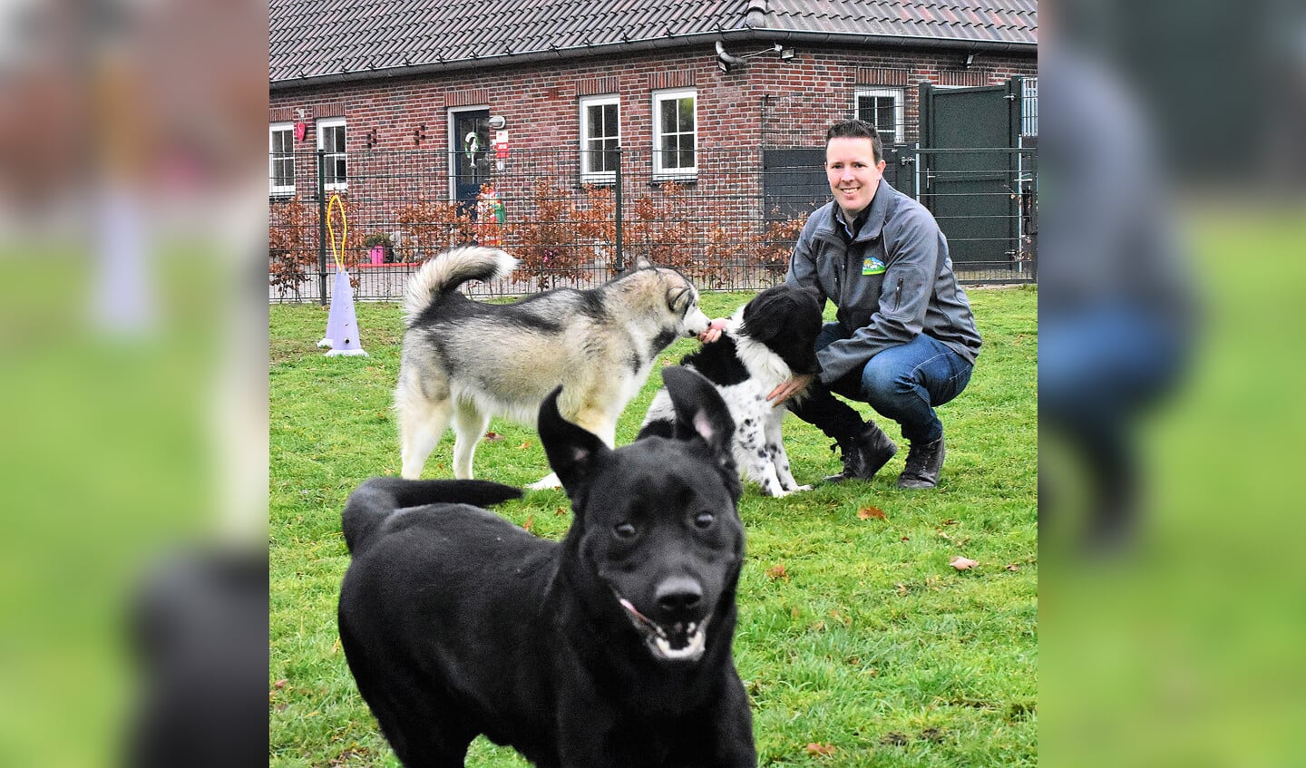 Eigenaar Harvy Schouten van pension De Lofert in Berlicum met een paar van zijn gasten.