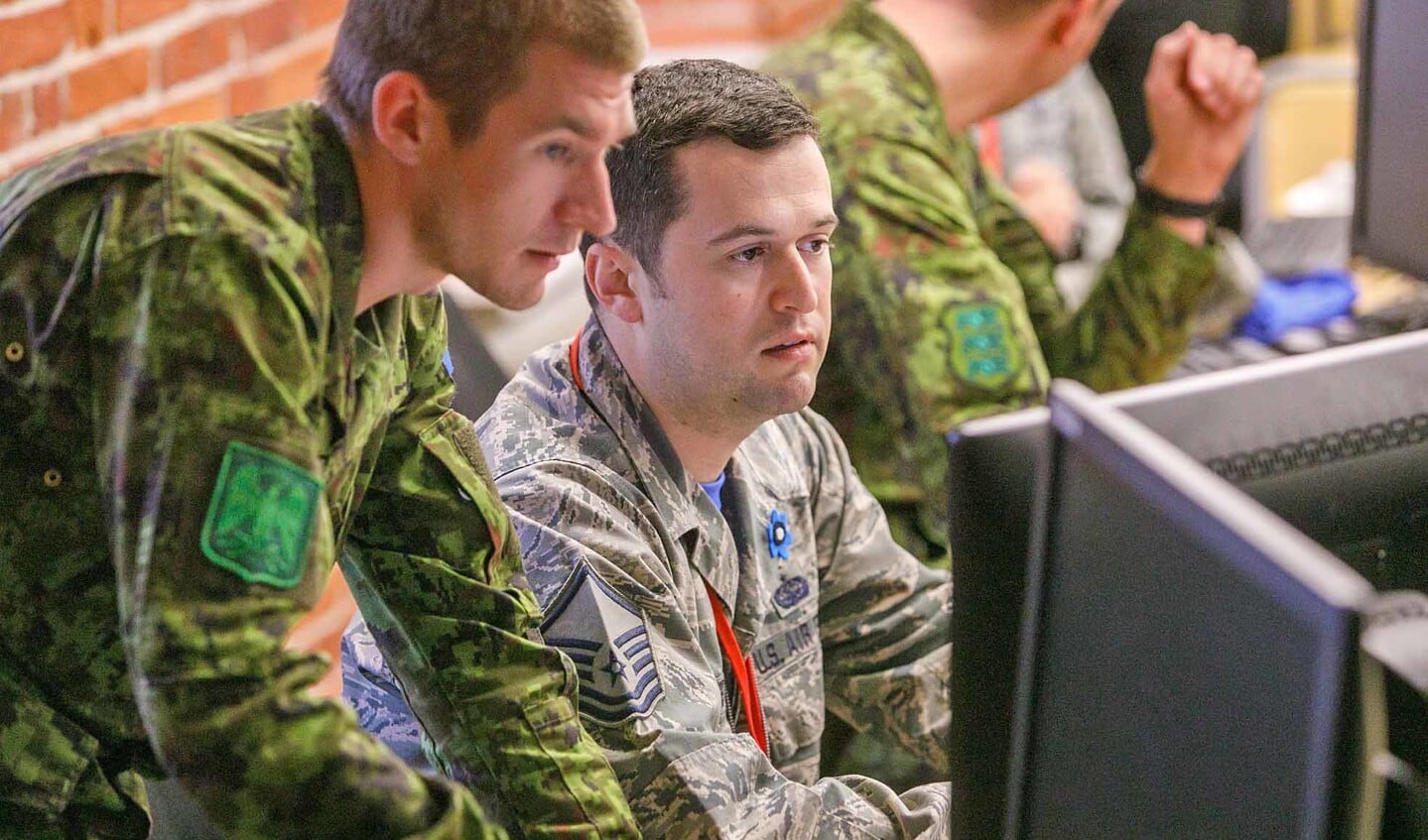 Deelnemers achter hun computerscherm tijdens Locked Shields 2018, de grootste internationale cyberaanvaloefening, georganiseerd door de NAVO.