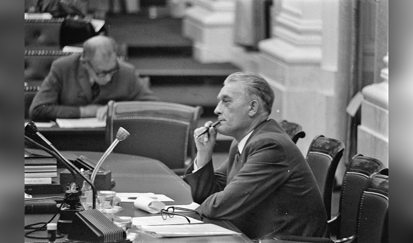 ARP-minister Bauke Roolvink nam in 1969 de verantwoordelijkheid voor invoering van het wettelijke minimumloon. (anp en afp)
