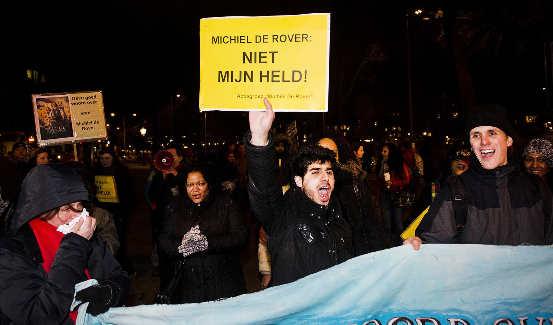 Beantwoord een vertekend beeld van het verleden niet met een ander vertekend beeld. Foto: actievoerders demonstreerden in 2015 tegen de heldenstatus van Michiel de Ruyter.