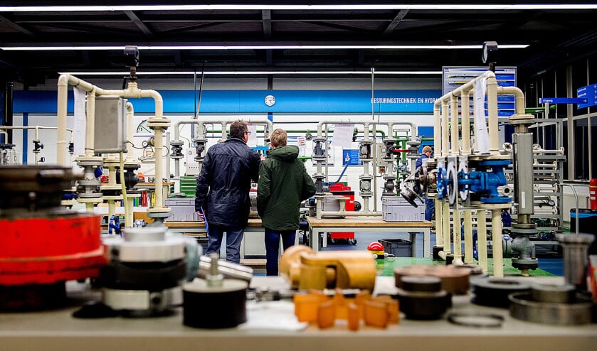 Een jongeren met interesse in techniek laat zich rondleiden op een open dag van de bedrijfsschool van Tata Steel in IJmuiden. (anp / Koen van Weel)