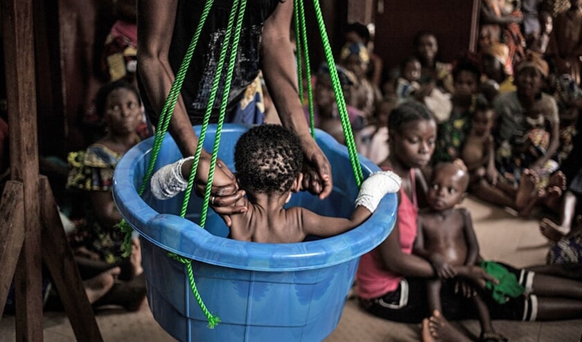 In een kindcentrum in Bangui, Centraal Afrikaanse Republiek, wordt een kind gewogen. De sterfte onder jonge kinderen in ontwikkelingslanden is sinds 1990 sterk afgenomen. (afp / Florent Vergnes, anp / Vincent Jannink, afp / Marco Longari, afp / Aaref Watad)