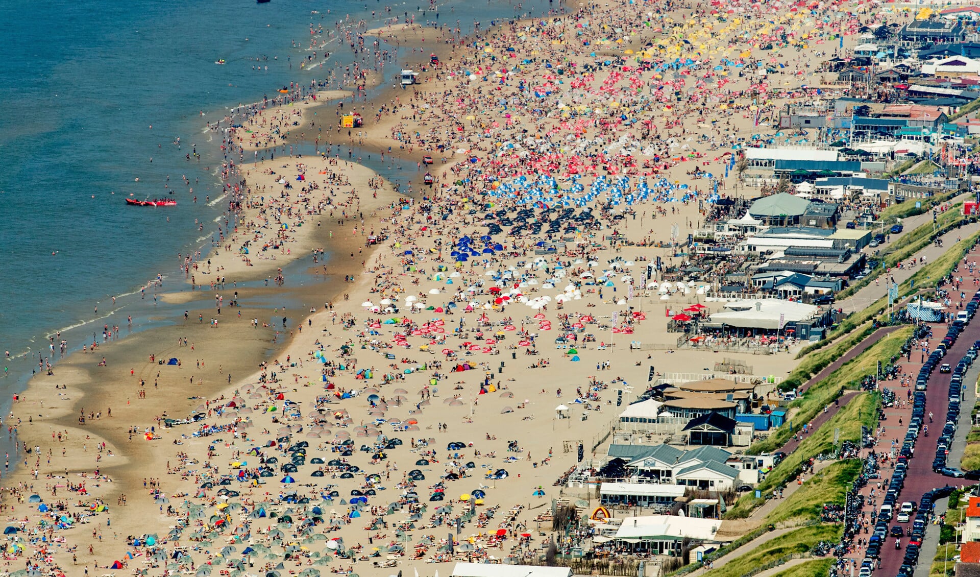 Weerkerend beeld van de zomer van 2018: dag na dag strandweer en veel klanten voor de paviljoens
