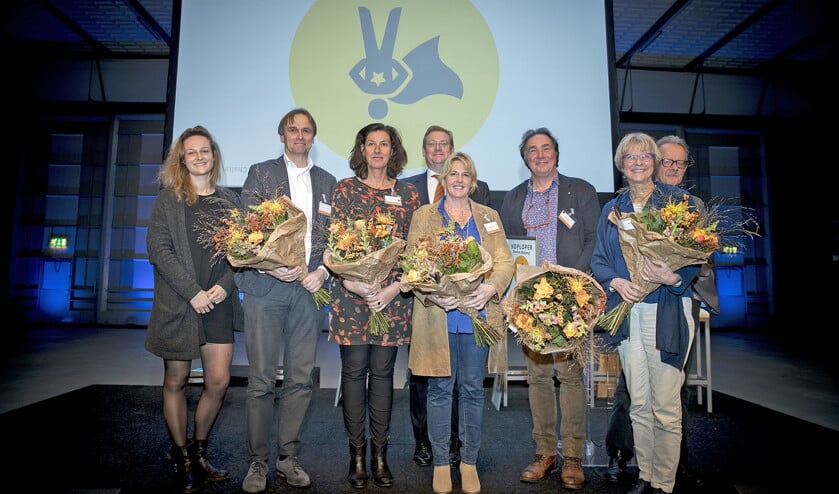 14 december 2016: toenmalig minister Van der Steur van Veiligheid en Justitie (vierde van links) en panelvoorzitter Nick Huls (uiterst rechts) poseren in Den Haag met de ‘koplopers’ van de Divorce Challenge. (anp / Jerry Lampen)