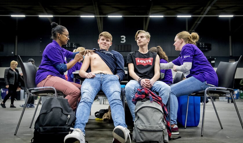 Jongeren worden gevaccineerd tegen onder meer meningokokken W tijdens een vaccinatiedag eind maart in Ahoy. (anp / Koen van Weel)