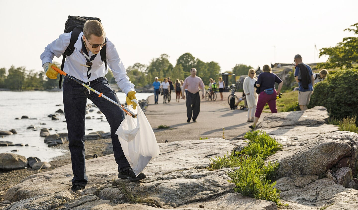 Vrijwilligers in de Finse hoofdstad Helsinki ruimen afval op aan de oever van de Baltische Zee.