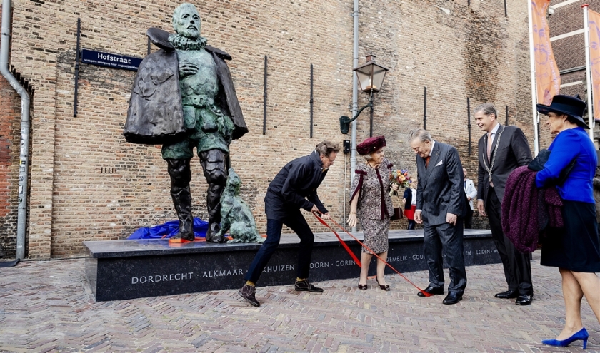 Prinses Beatrix heeft woensdagmiddag in Dordrecht een standbeeld van Willem van Oranje onthuld. Het is een geschenk aan de stad van de Prins Willem de Eerste Herinneringsstichting (anp / Robin van Lonkhuijsen)