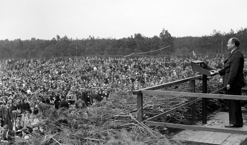Anton Mussert op 22 juni 1940 op de muur die hij ‘voor de eeuwigheid’ liet bouwen. (anp en Wikimedia / Roger Veringmeier)