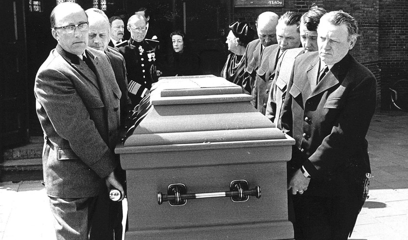 Na het requiem in de rooms-katholieke kerk van Goor wordt de kist met prinses Armgard naar buiten gedragen. Het is 1971. Op de achtergrond prins Bernhard. (anp)