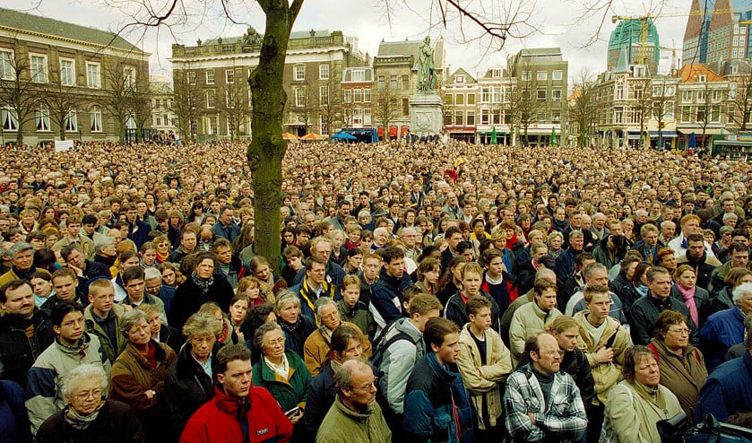 Duizenden mensen demonstreren op 10 april 2001 in Den Haag, als de Eerste Kamer debatteert over de Wet legalisering euthanasie. (ap en Bert Verhoeff / Nationaal Archief)